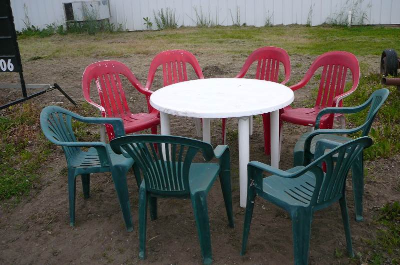 lot 8 image: Round Patio Table & Chairs