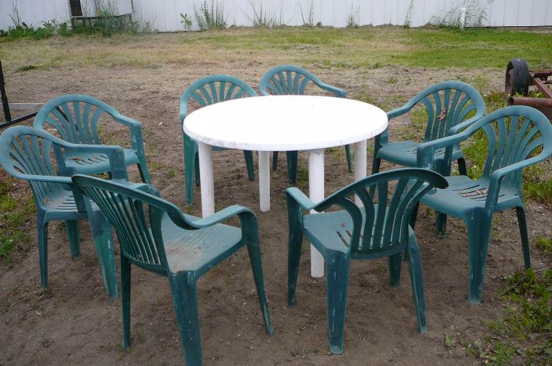 lot 9 image: Round Patio Table & Chairs