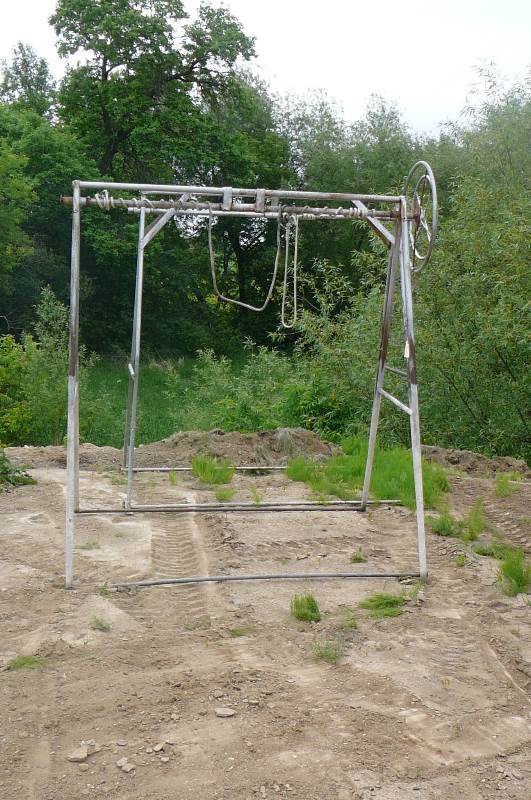 lot 15 image: A Frame Boat Lifts