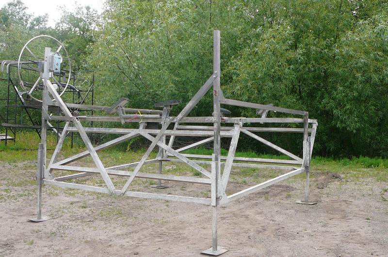 lot 16 image: Aluminum Cantiliver Boat Lift