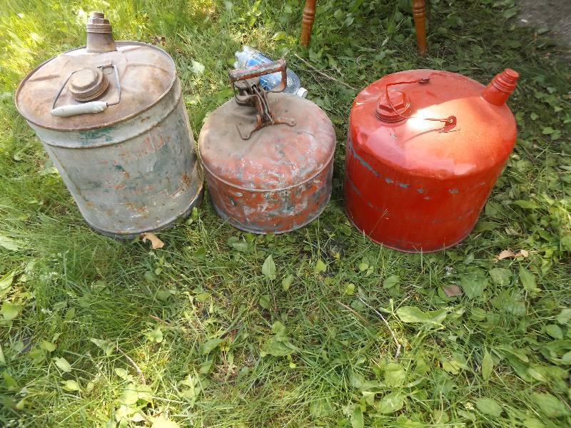 3 metal gas cans
