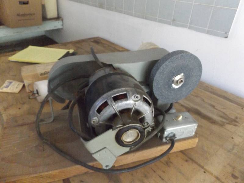Bench mounted grinder