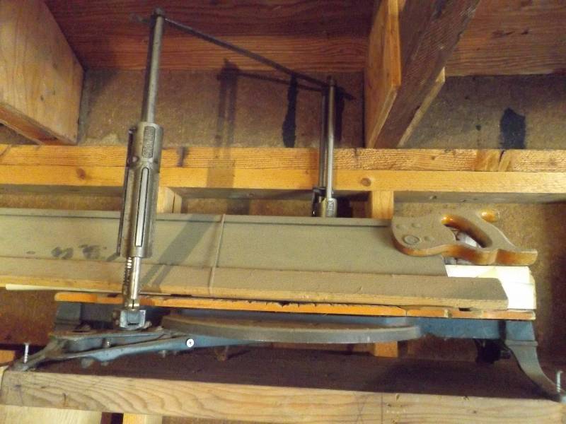 lot 60 image: Older Miter Saw