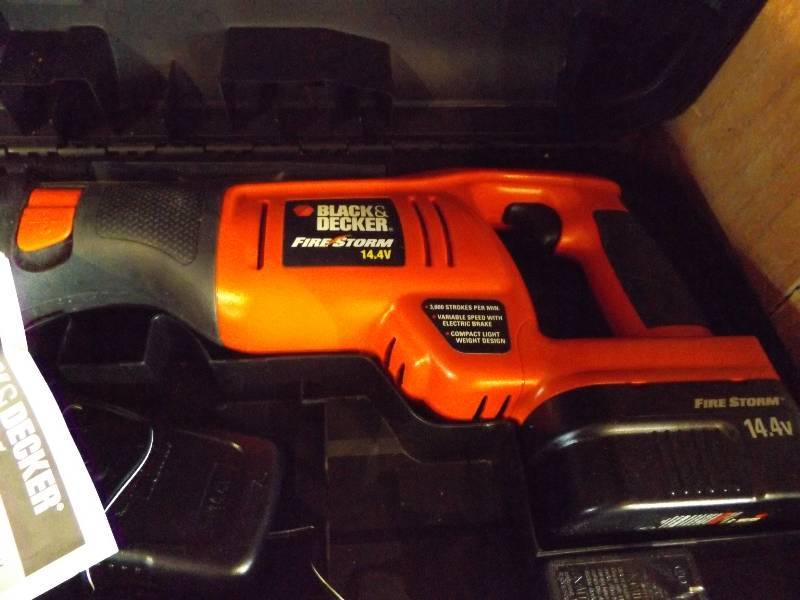 lot 76 image: Black & Decker Fire Storm Cut Saw