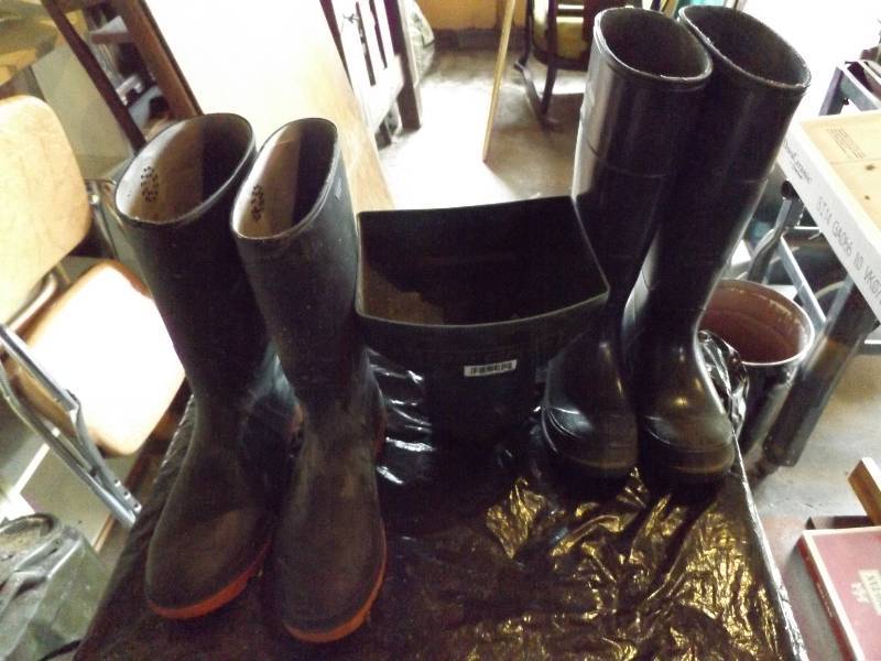 lot 94 image: Craftsman Seeder and Muck Boots