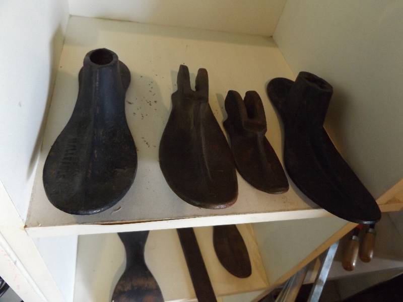 lot 113 image: Antique Coblers Stand and Forms