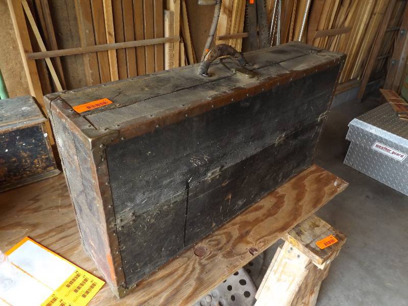 lot 21 image: Vintage Tool Box