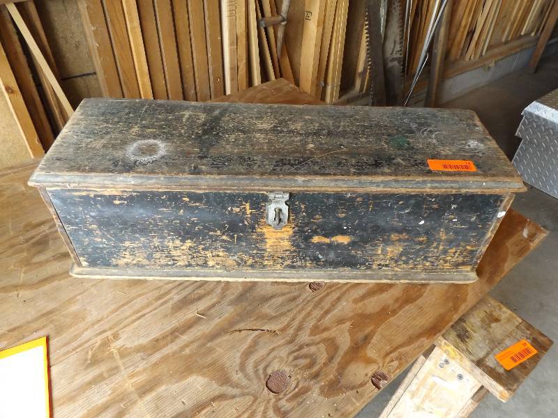 lot 22 image: Tradesman Box