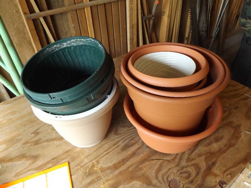 lot 23 image: Flower Pots