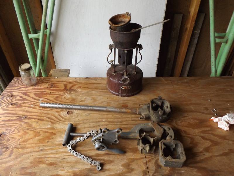 lot 25 image: Lead Melting Stove and Pipe cutting tool