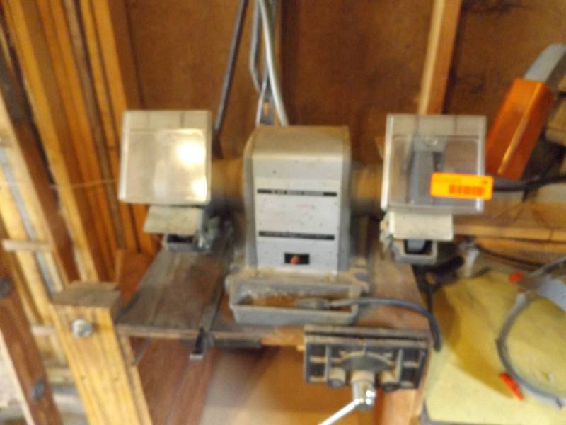 lot 29 image: Bench Grinder