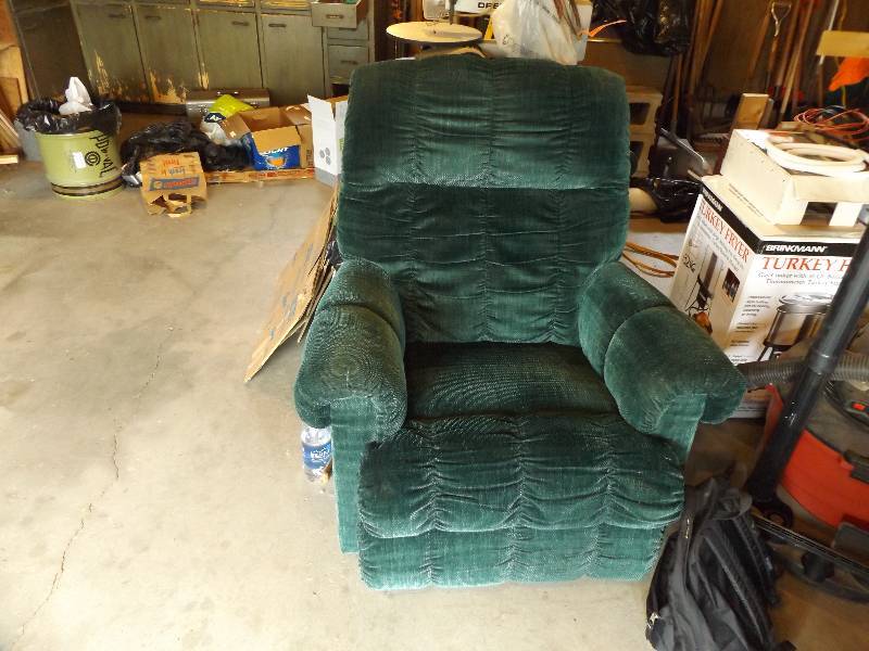 lot 31 image: Lazy Boy Rocker Recliner