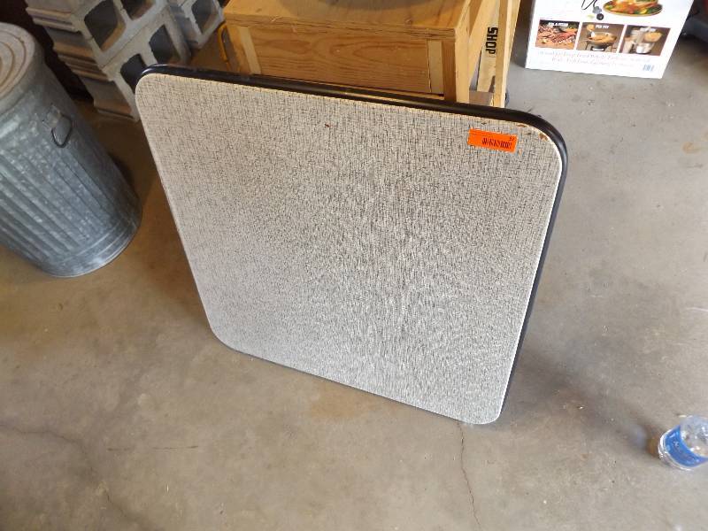 lot 32 image: Folding Table