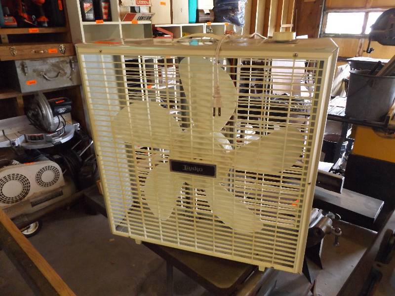lot 39 image: Lasko Box Fan