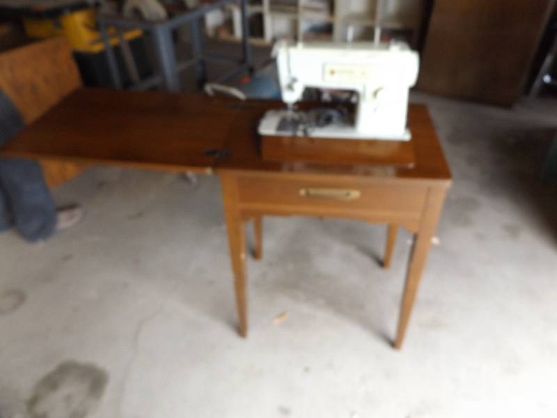 lot 46 image: Singer Sewing Machine