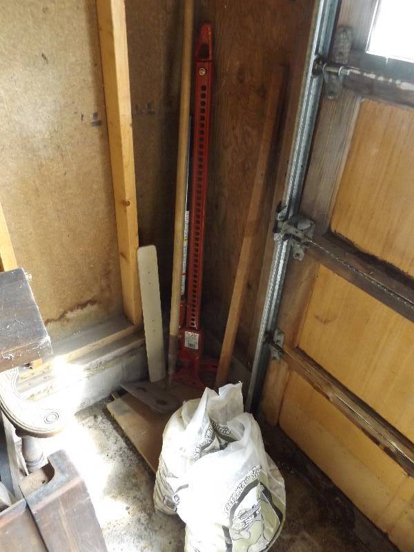 lot 57 image: Garage Items