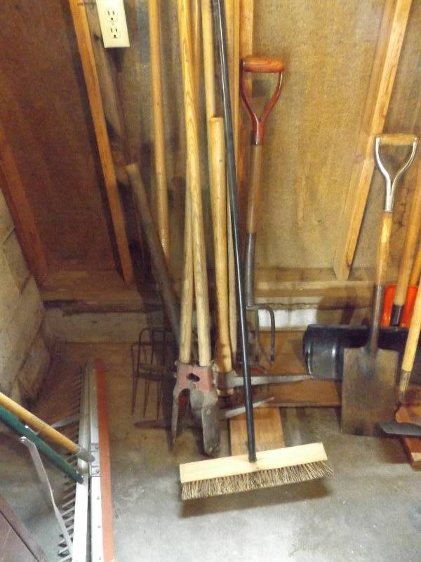 lot 156 image: Lawn & Garden Tools