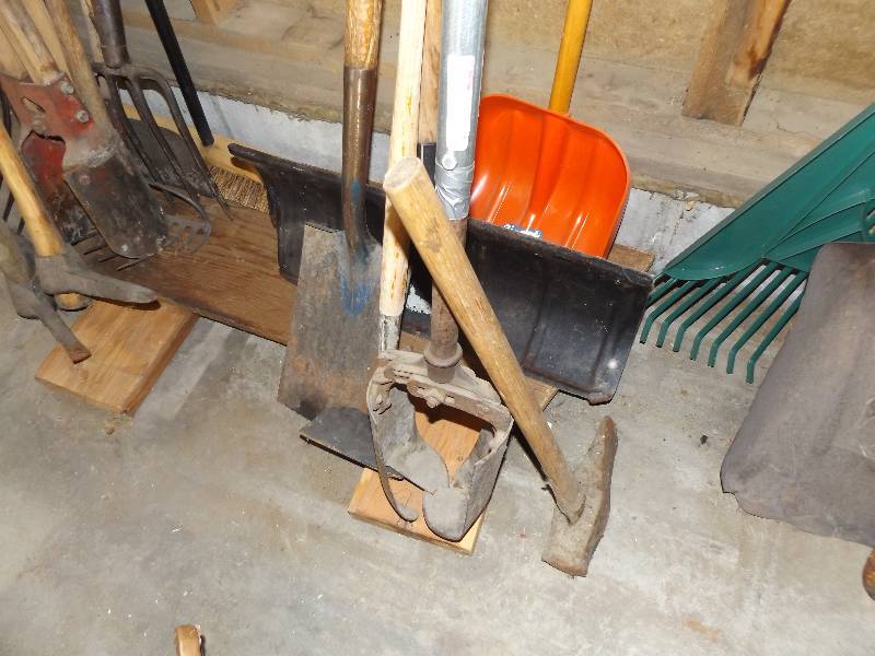 lot 157 image: Lawn & Garden Tools