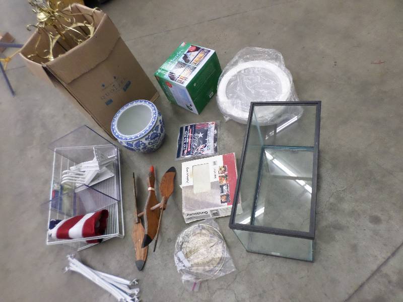 lot 33 image: Large Lot Of Fish Tank, Holiday Li...