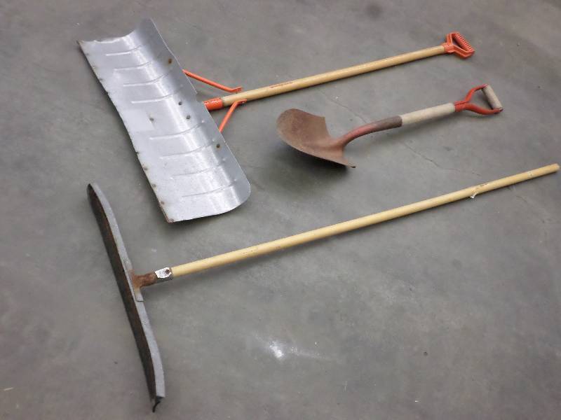 lot 81 image: (2) Shovels & (1) Floor Squegee ...