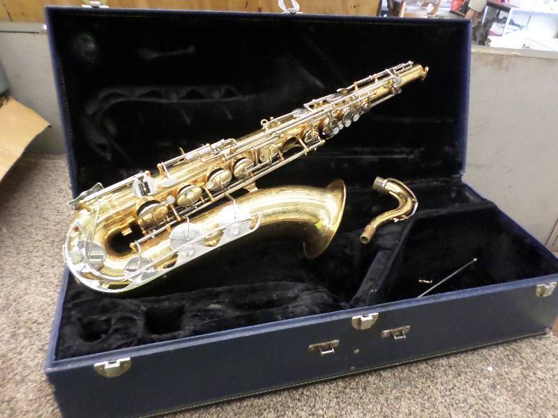 lot 100 image: Vito Saxaphone With Case ...