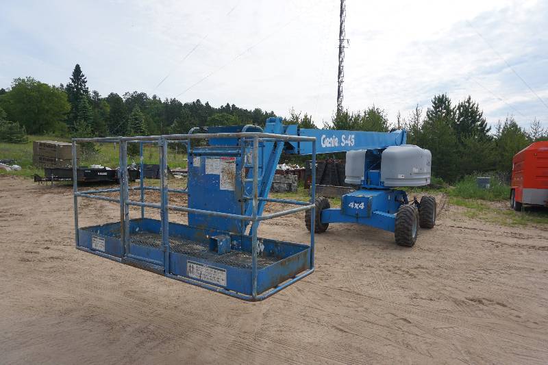 lot 2 image: 2002 Genie S45 Self Propelled 4 x 4 Telescoping Boom Lift