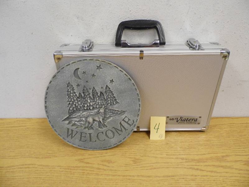 lot 4 image: Case 10 x 16 W Welcome Sign