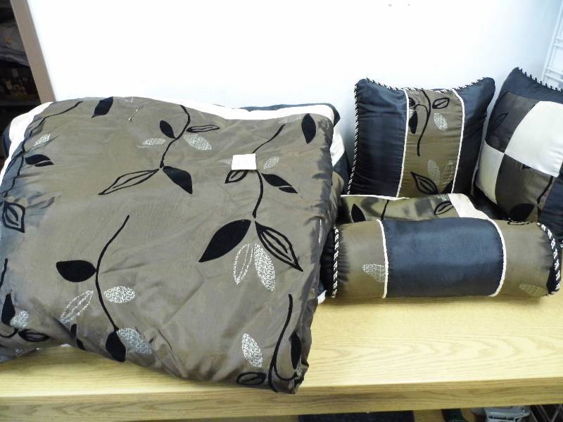 lot 12 image: Bedding