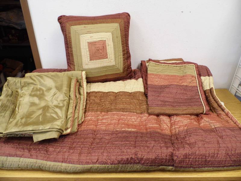 lot 13 image: Bedding