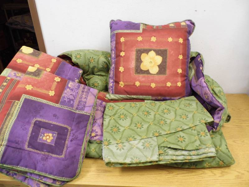 lot 14 image: Bedding