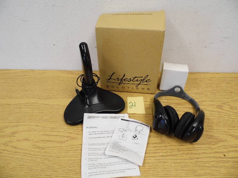 lot 21 image: Lifestyle Solutions Cordless Headphones