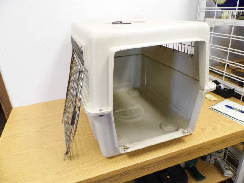 lot 23 image: Large Dog Kennel