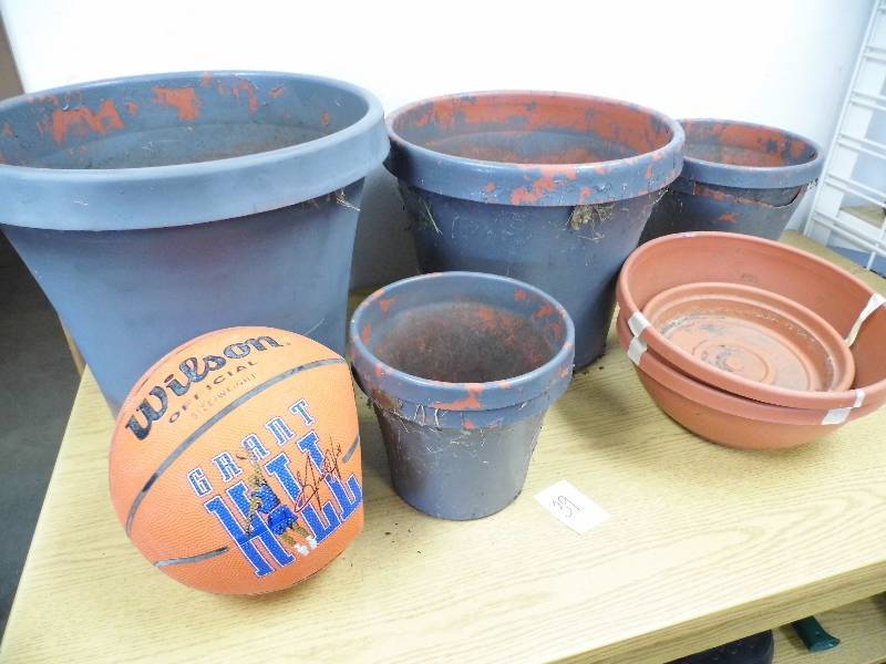 lot 39 image: Flower Pots & Basketball