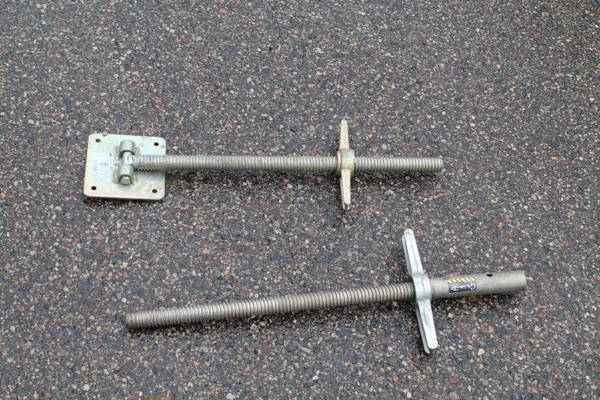 Scaffold leveling jacks with base plate  (8)