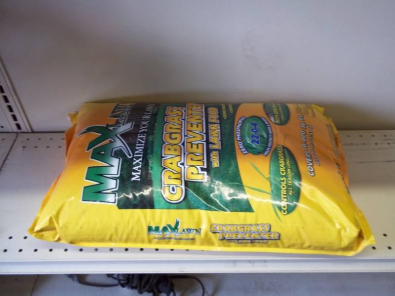 lot 6 image: New 32 pounds of Crabgrass preventer with lawn food