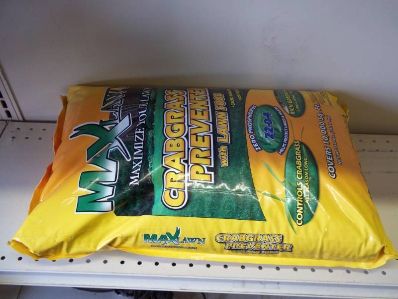 lot 8 image: New 32 pounds of Crabgrass preventer with lawn food