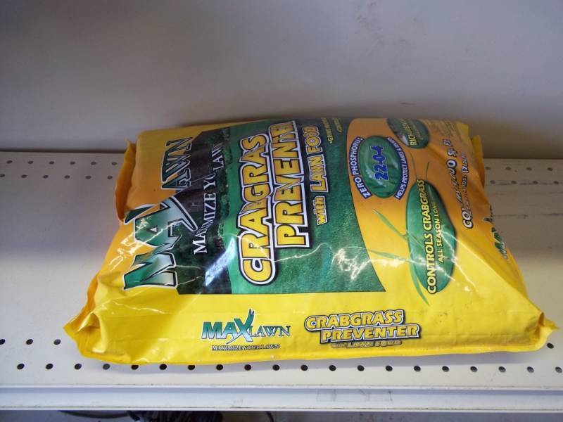 lot 11 image: New 16 pounds of Crabgrass preventer with lawn food