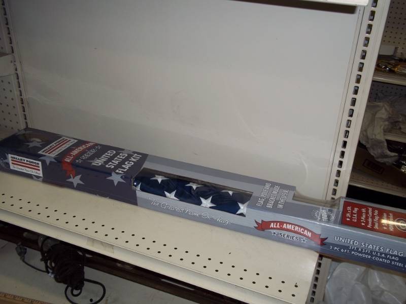 lot 33 image: New United States Flag Kit