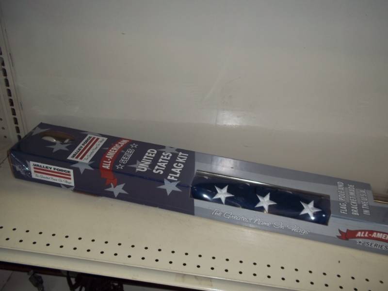 lot 34 image: New United States Flag Kit