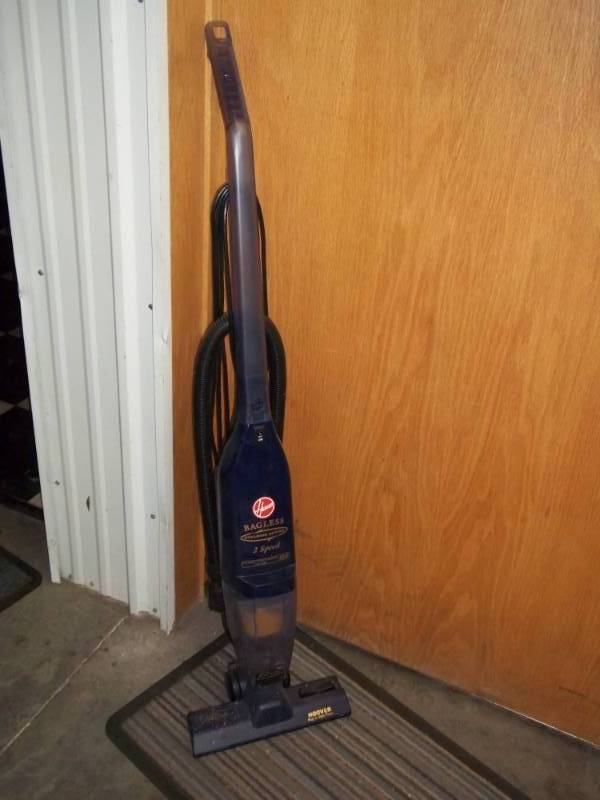 lot 39 image: Hoover Bag less 2 speed Vac