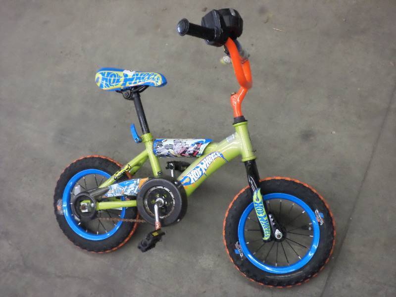 lot 8 image: Hot Wheels Toddlers Bicycle...