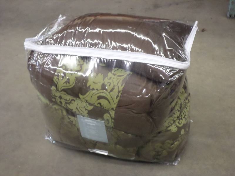 lot 29 image: New North Shore Linens Sylvia 7-Pie...