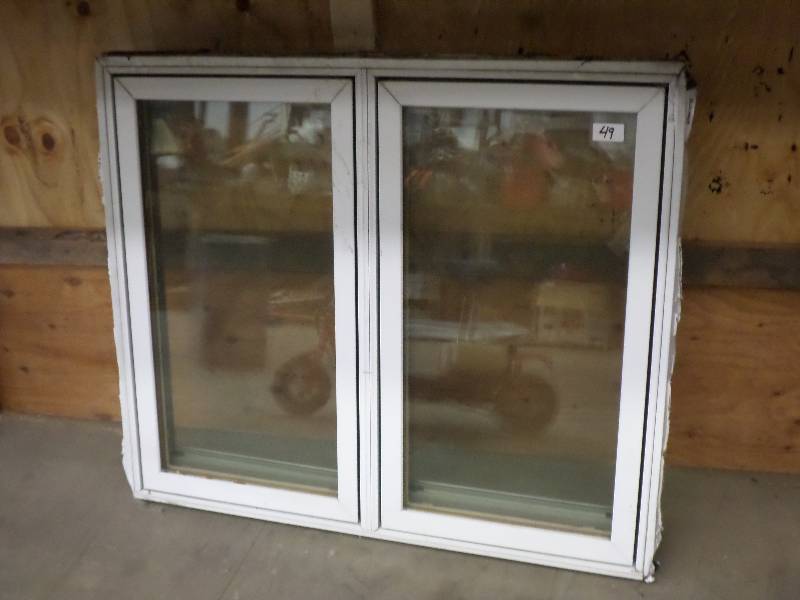lot 49 image: Used 41x48 White Vinyl Crank-Open...