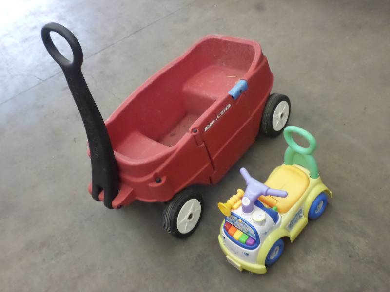 lot 51 image: Radio Flyer Plastic Wagon & (1) Tod...