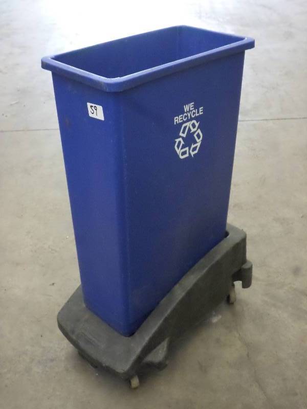 lot 59 image: Recycle Bin With Rubbermaid Rolling...