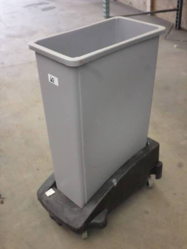 lot 60 image: Garbage Bin With Rubbermaid Rolling...
