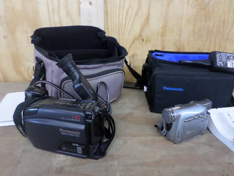 lot 83 image: (1) Canon ZR200 Video Recorder Set ...