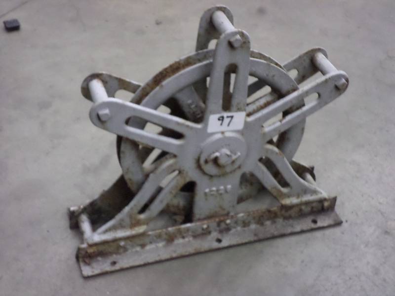 lot 97 image: Heavy Duty 12 Steel Pulley ...