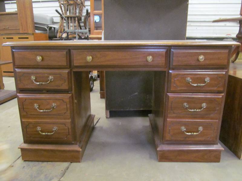 lot 172 image: Desk