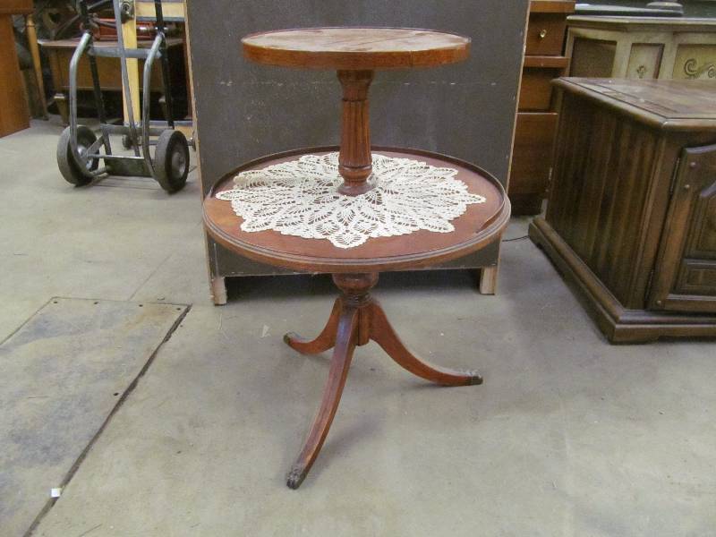 lot 174 image: Vintage table